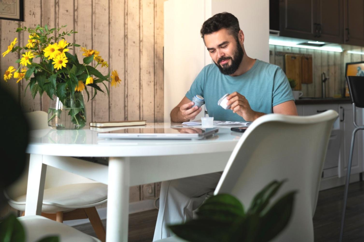 Bureau moderne de calivonera avec équipe collaborative travaillant sur des stratégies d'investissement
